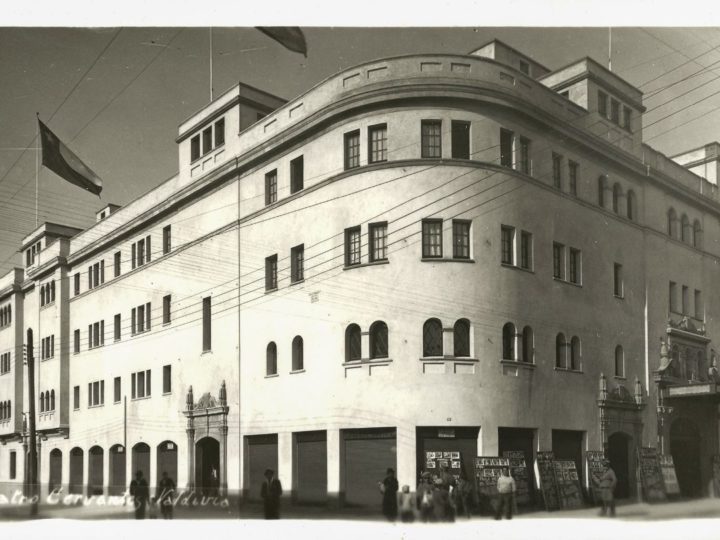 Fachada antigua del Teatro Regional Cervantes, ubicado en pleno centro de la ciudad de Valdivia. Fotografía: @valdiviahistorico