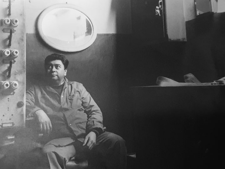 Heriberto Vargas, ex proyeccionista, en la sala técnica del Teatro Cervantes, hoy renombrada como “Sala Técnica Joaquín Eleodoro Jiménez Mansilla”. Cortesía: Heriberto Vargas.