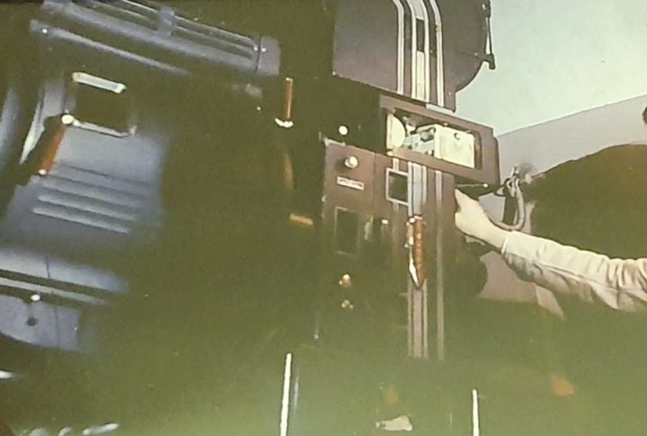 Joaquín Jiménez, ex proyeccionista del Teatro Cervantes, que hace poco fue reconocido por la Asociación Patrimonial Cultural de la Región de Los Ríos por su destacada labor realizada a través de los años. Actualmente la sala de proyección en el segundo piso lleva su nombre: “Sala Técnica Joaquín Eleodoro Jiménez Mansilla” Foto: Cortesía Joaquín Jiménez.