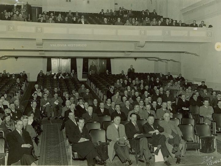Asistentes a una obra en el Teatro Regional Cervantes, entre las décadas del 30 y 40. Fotografía: @valdiviahistorico