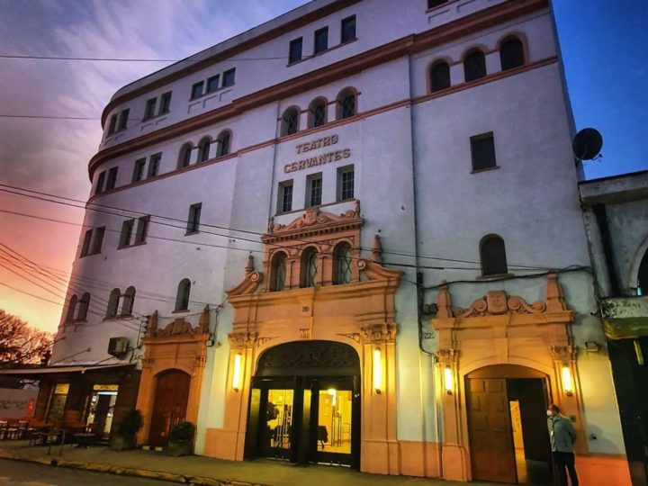 Fachada del Teatro Regional Cervantes de Valdivia.