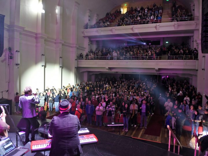 En vivo: "Sexual Democracia" hizo cantar y bailar a los asistentes al Teatro Regional Cervantes de Valdivia con sus grandes éxitos.